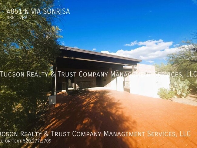 property at 4851 Vía Sonrisa