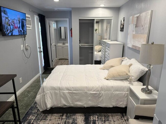 13601 Oxford Ct, Unit MINI HOUSE in Chino, CA - Building Photo - Building Photo