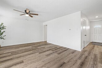 1403 Greenfield Dr in Round Rock, TX - Building Photo - Building Photo