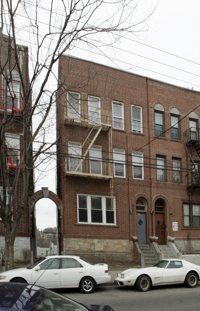 4445 Carpenter in Bronx, NY - Building Photo - Building Photo