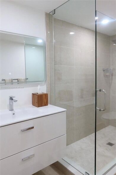 10923 NW 70th St, Unit Unit 1 in Doral, FL - Building Photo