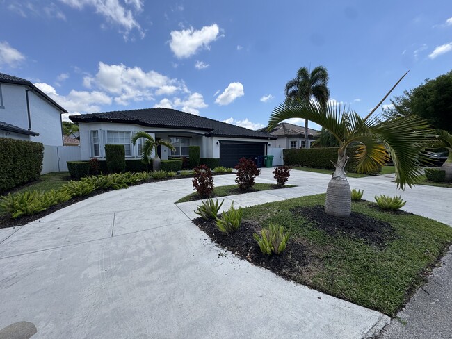 15957 SW 141st St in Miami, FL - Foto de edificio - Building Photo