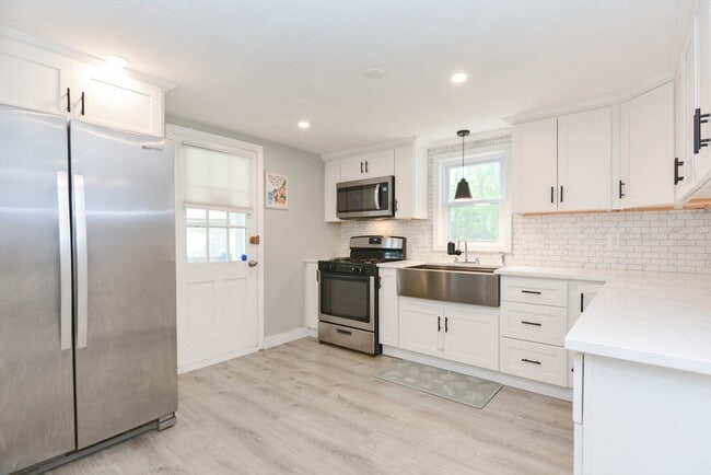 8 Roberts Rd in Ashland, MA - Building Photo - Building Photo