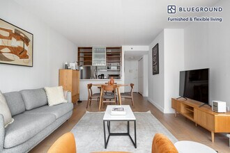 130 W 15th St in New York, NY - Building Photo - Building Photo