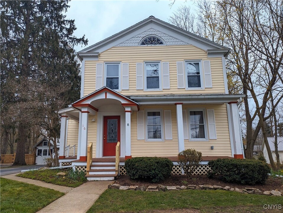 16 Onondaga St in Skaneateles, NY - Foto de edificio