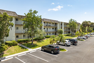 Lake Overlook Condominiums in St. Petersburg, FL - Building Photo - Building Photo