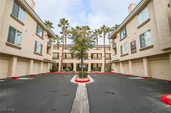 7135 S Durango Dr in Las Vegas, NV - Building Photo - Building Photo