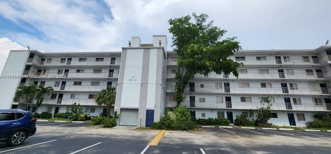 8610 N Sherman Cir in Miramar, FL - Building Photo - Building Photo