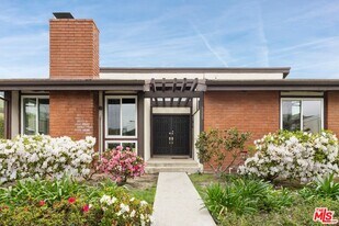 1329 Avenida de Cortez in Los Angeles, CA - Building Photo