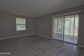 6175 Sequoia Dr in Port Orange, FL - Foto de edificio - Building Photo