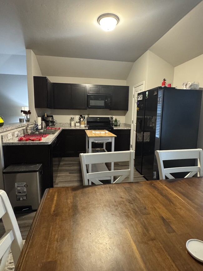 1718 Carnley St in Stillwater, OK - Foto de edificio - Building Photo