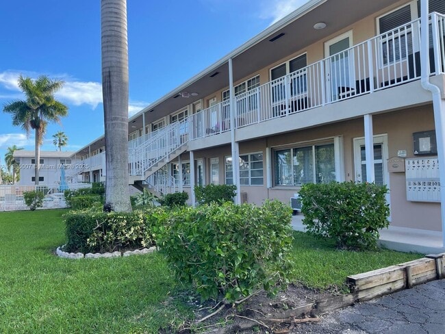 500 Layne Blvd in Hallandale Beach, FL - Building Photo - Building Photo