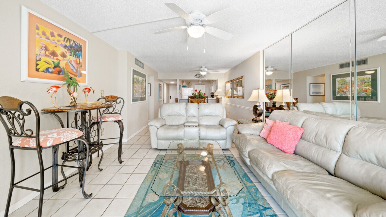 7205 Thomas Dr in Panama City Beach, FL - Building Photo