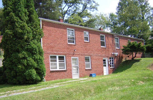 114 Lucas Dr in Blacksburg, VA - Building Photo - Building Photo