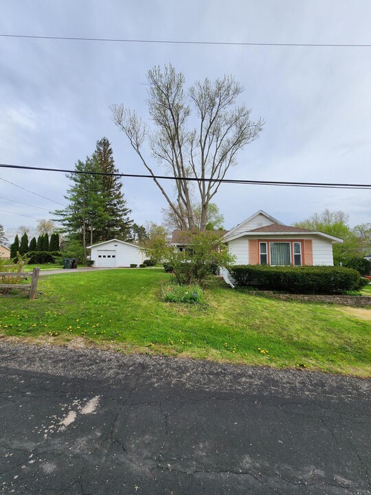 W1023 Golden Glow Rd in Genoa City, WI - Building Photo