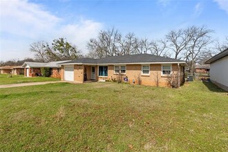 1108 Center St in Cleburne, TX - Building Photo - Building Photo