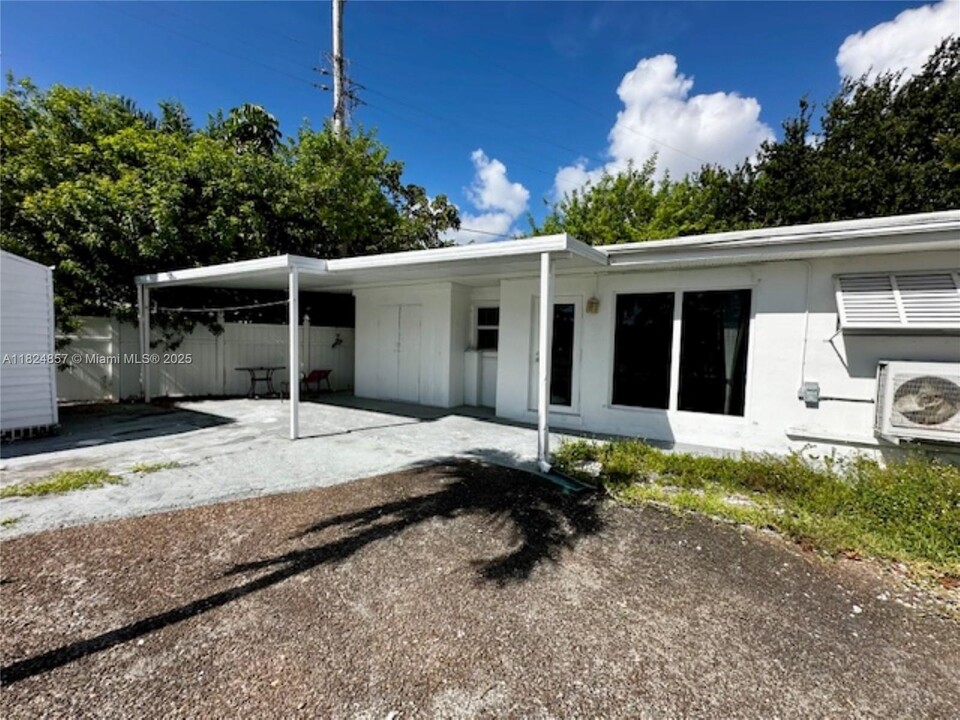2394 NE 136th Ln in North Miami Beach, FL - Building Photo