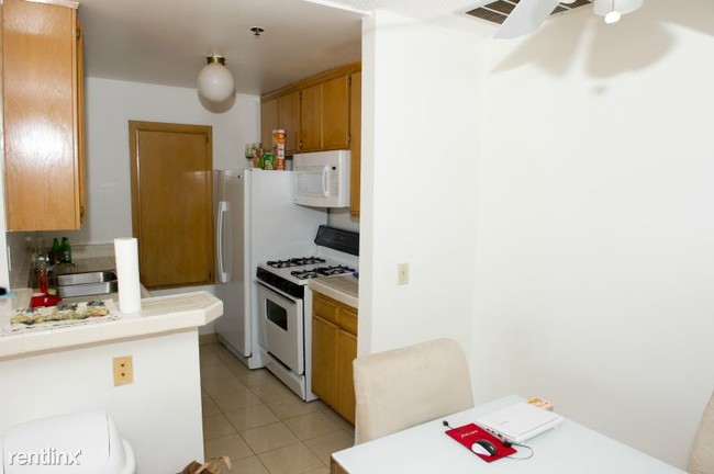 10811 Ashton Ave in Los Angeles, CA - Building Photo - Building Photo