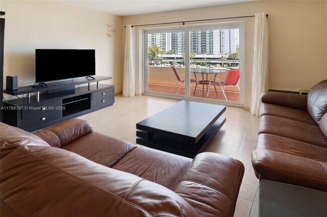 220 Kings Point Dr in Sunny Isles Beach, FL - Building Photo - Building Photo