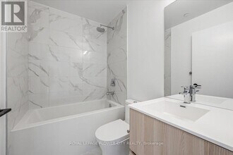 220-220 Missinnihe Way in Mississauga, ON - Building Photo - Building Photo