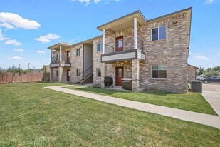 512 E Hazelwood St, Unit B in Princeton, TX - Building Photo