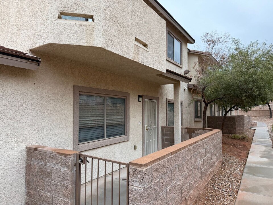 2050 Los Feliz St in Las Vegas, NV - Building Photo