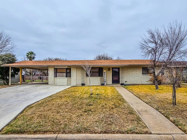 2461 Ralph Dr, Unit 428 in Eagle Pass, TX - Building Photo