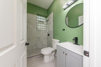 2713 W Gladys Ave in Chicago, IL - Building Photo - Building Photo
