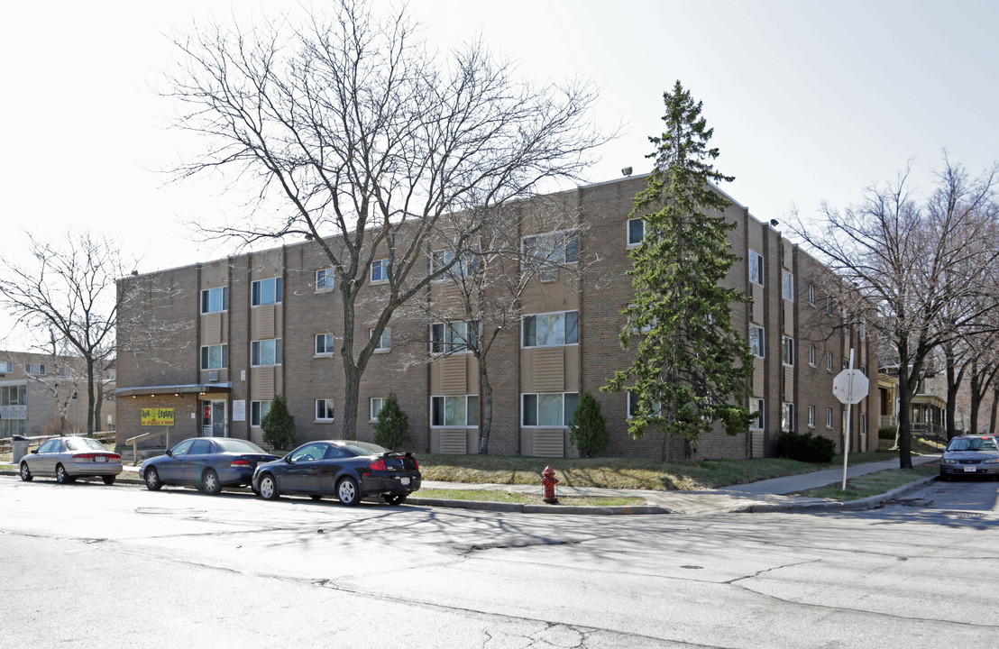 28 West Apartments List in Milwaukee, WI - Building Photo