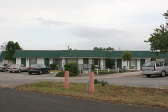 401 Domaris Ave in Lake Wales, FL - Foto de edificio - Building Photo