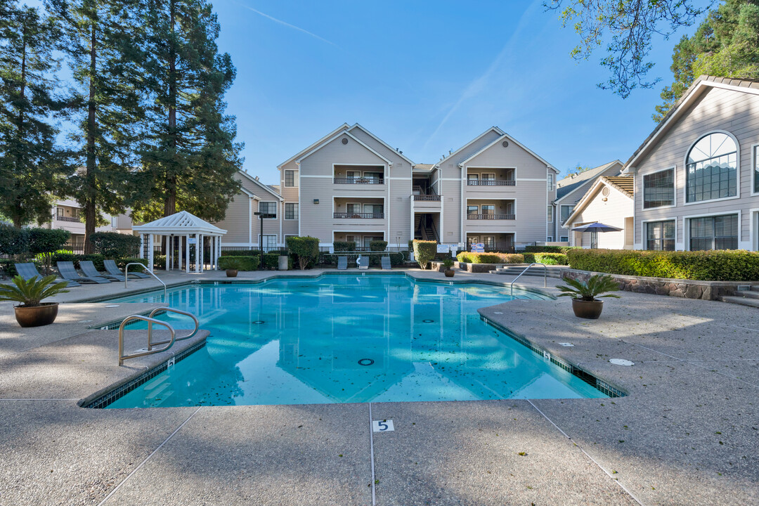 Crossing at Riverlake Apartments in Sacramento, CA - Foto de edificio