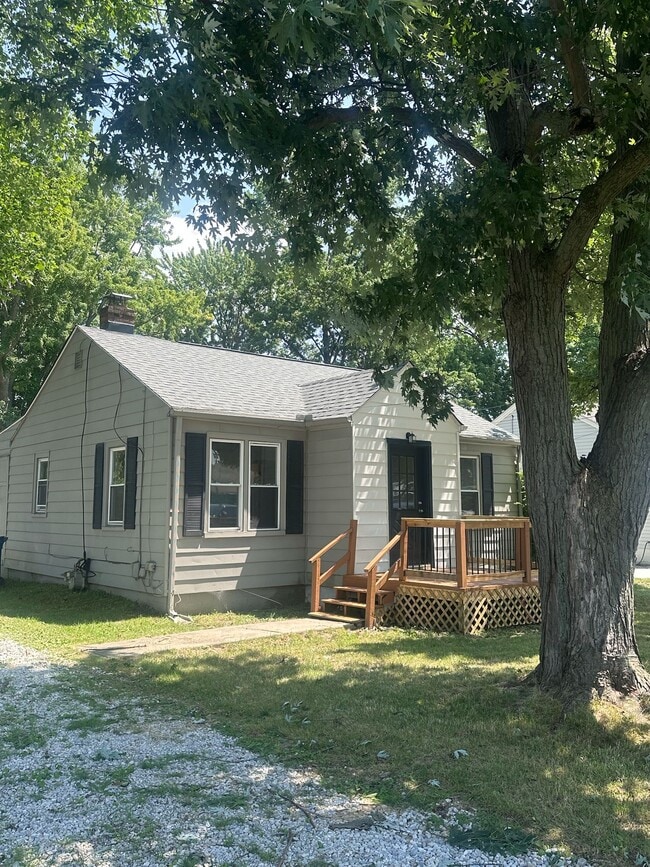 property at 1525 E 365th St