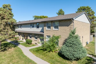 Berkshire Village in London, ON - Building Photo - Building Photo