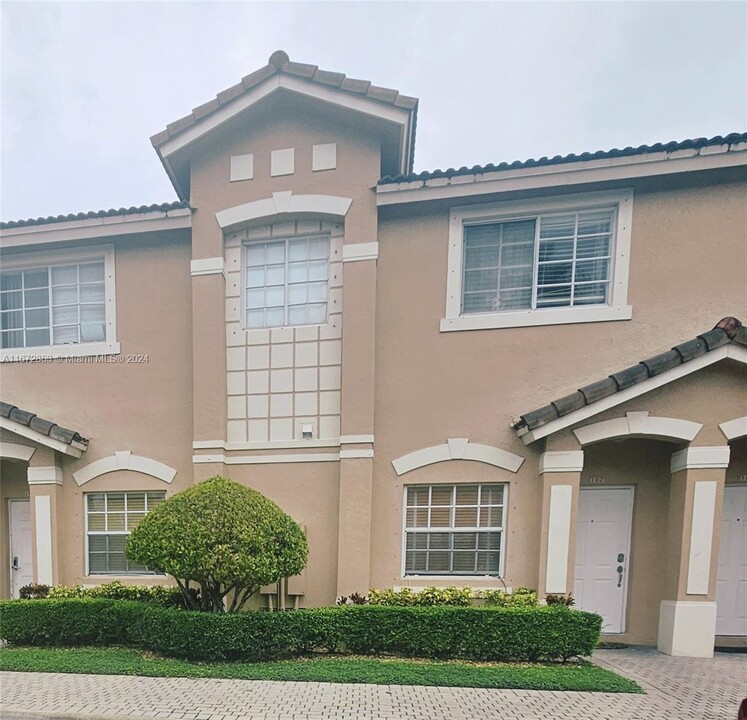 5719 NW 114th Ct in Doral, FL - Foto de edificio