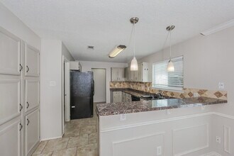 5024 Flat Creek Dr in Fort Worth, TX - Foto de edificio - Building Photo