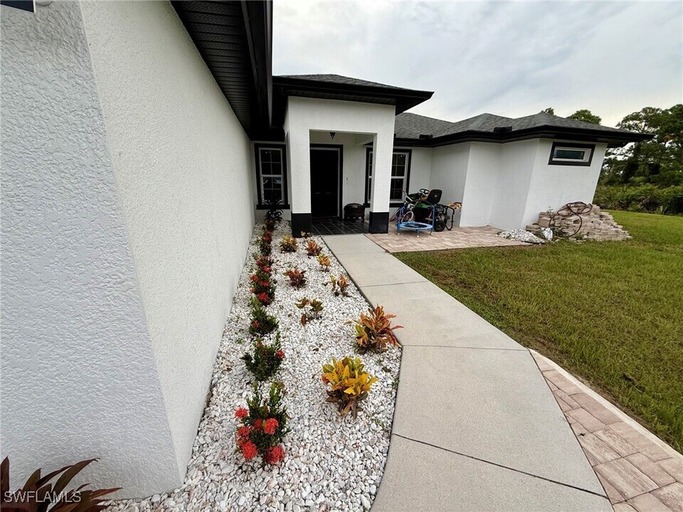 1256 Burma Ct in Ft. Myers, FL - Building Photo
