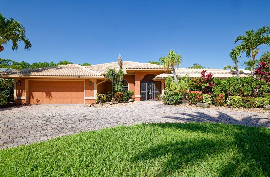 1180 SW Mirror Lake Cove in Port St. Lucie, FL - Foto de edificio