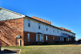 English Village in Oklahoma City, OK - Building Photo - Building Photo