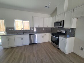 8402 Grandy St, Unit 8402 Grandy Unit B in Bakersfield, CA - Foto de edificio - Building Photo