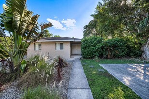 54 NW 84th St in Miami, FL - Foto de edificio - Building Photo