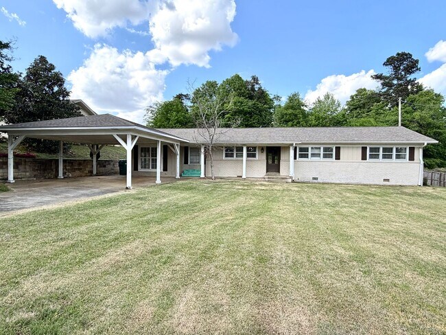 property at 940 Lynn Cir