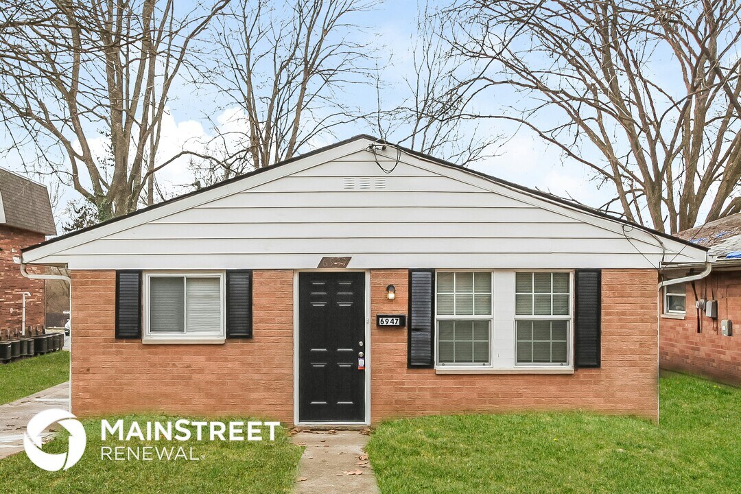 6947 Gracely Dr in Cincinnati, OH - Building Photo