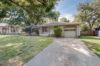 900 W Sycamore St in Sherman, TX - Foto de edificio - Building Photo