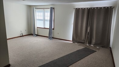 161 Riviera Dr in Agawam, MA - Foto de edificio - Building Photo
