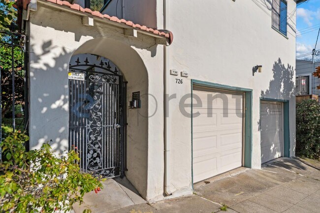 728 E 24th St in Oakland, CA - Foto de edificio - Building Photo