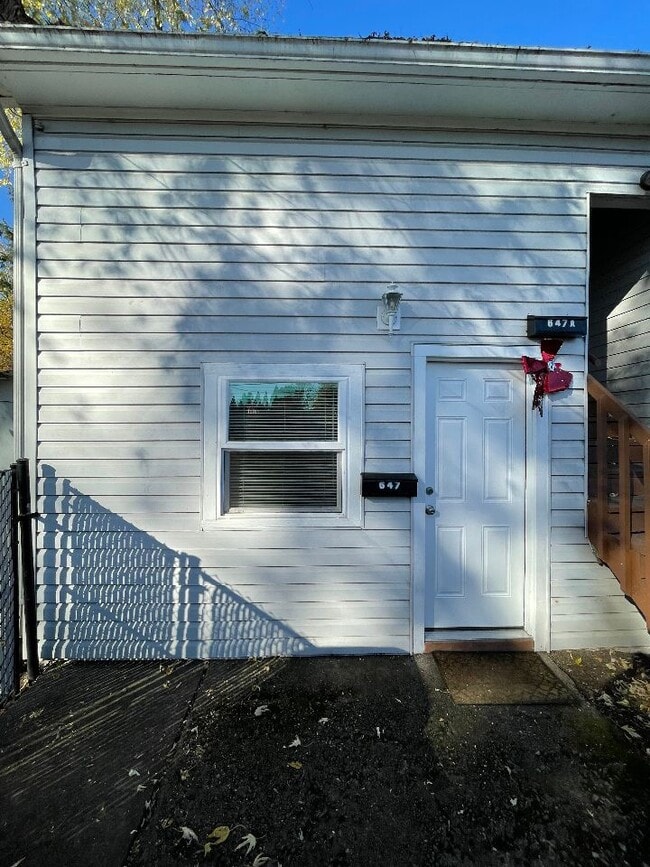 647 N Morton St, Unit Studio in Newberg, OR - Foto de edificio - Building Photo