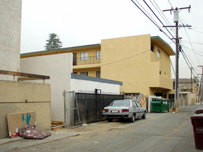 Chestnut Apartments in Santa Ana, CA - Building Photo - Building Photo