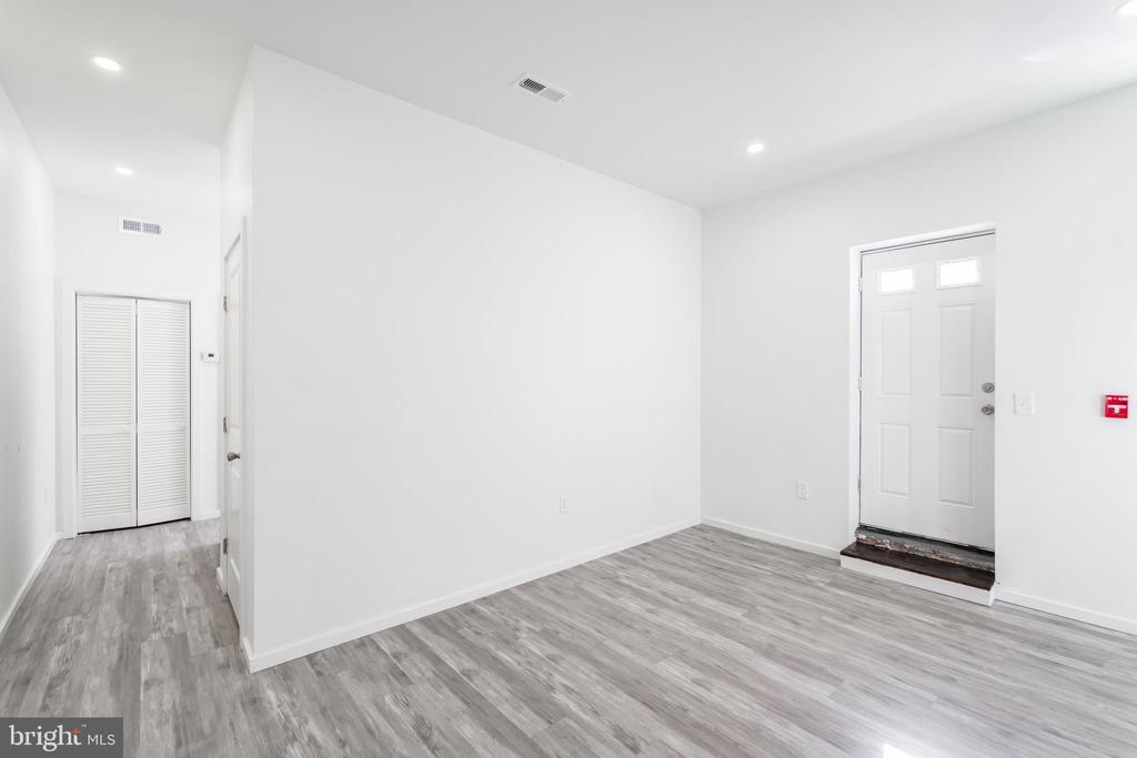 5715 Woodland Ave in Philadelphia, PA - Building Photo