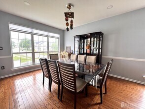 2 Oxford Ct in Kendall Park, NJ - Foto de edificio - Building Photo