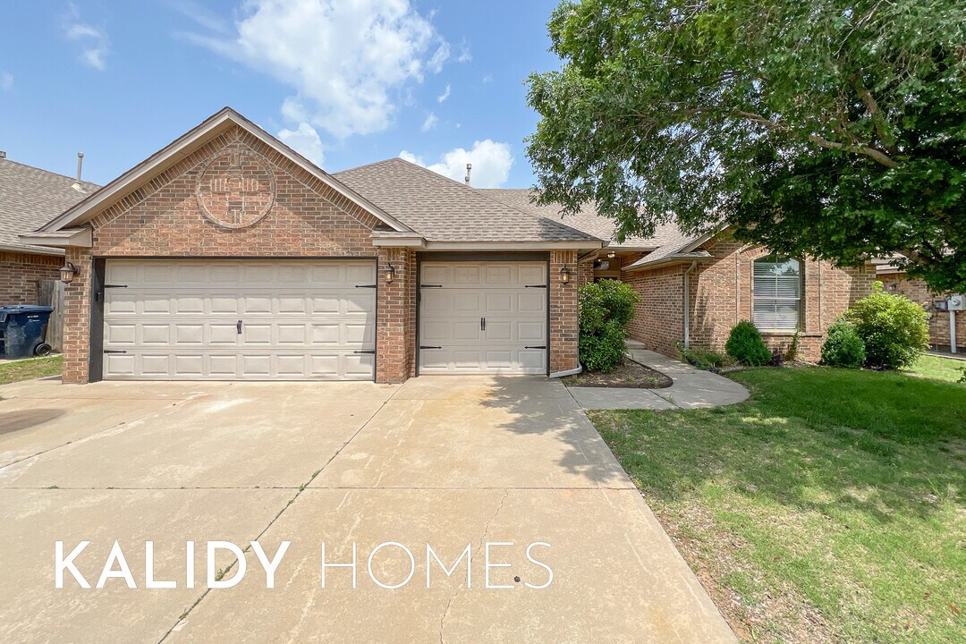 8805 NW 114th St in Oklahoma City, OK - Building Photo